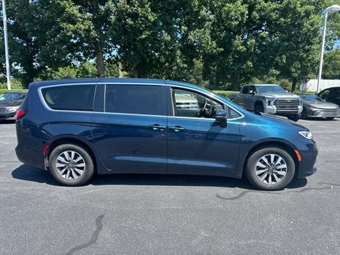 Used 2023 Chrysler Pacifica Touring-L FWD image 2