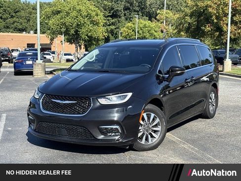 Used 2021 Chrysler Pacifica Touring-L FWD image 1