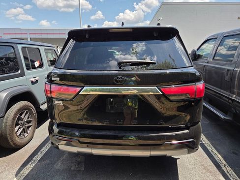 Used 2025 Toyota Sequoia Limited w/ Tow Technology Package AWD/4WD image 9