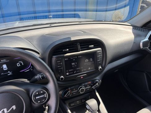 Used 2025 Kia Soul LX w/ LX Technology Package FWD image 16