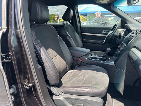 Used 2019 Ford Explorer XLT w/ Equipment Group 202A AWD/4WD image 37