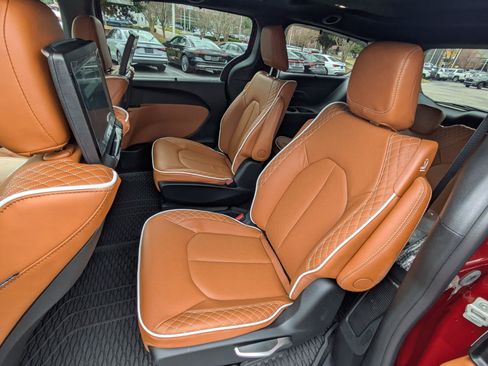 New 2026 Chrysler Pacifica Pinnacle FWD image 37