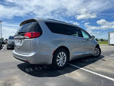 Used 2018 Chrysler Pacifica Touring-L FWD image 9
