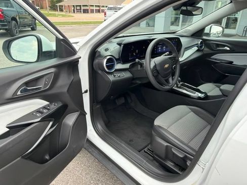 Used 2025 Chevrolet Trax LT FWD image 37