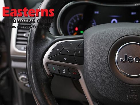 Used 2020 Jeep Grand Cherokee Laredo AWD/4WD image 14