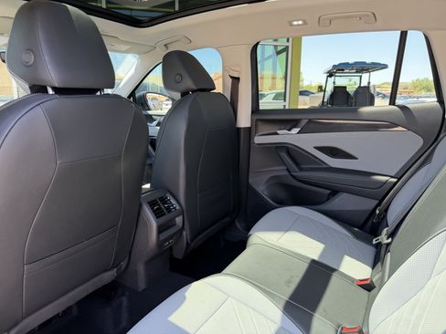 Used 2025 Volkswagen Tiguan SE w/ Panoramic Sunroof Package AWD/4WD image 36