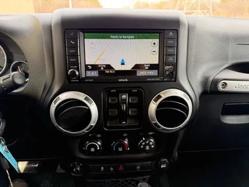 Used 2016 Jeep Wrangler Unlimited Sahara w/ Dual Top Group AWD/4WD image 9