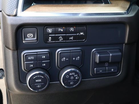 Used 2025 Chevrolet Suburban High Country image 26