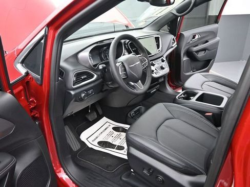 New 2025 Chrysler Voyager LX image 9