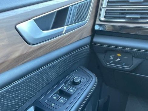 Used 2024 Volkswagen Atlas SE image 30