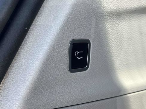 Used 2018 Chrysler Pacifica Touring-L FWD image 21