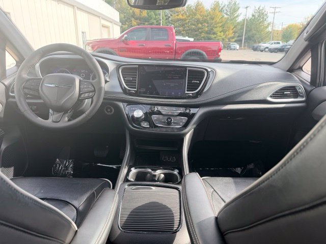 Used 2025 Chrysler Pacifica Limited FWD image 17