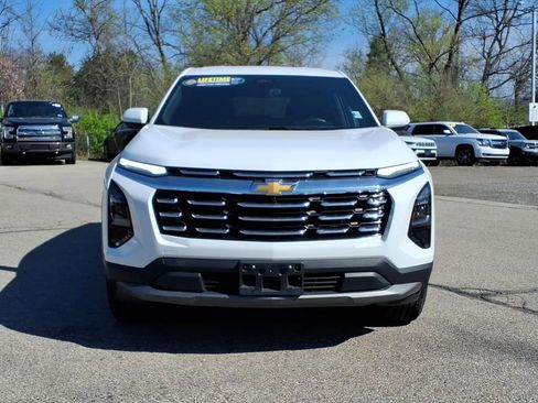 Used 2025 Chevrolet Equinox LT FWD image 2