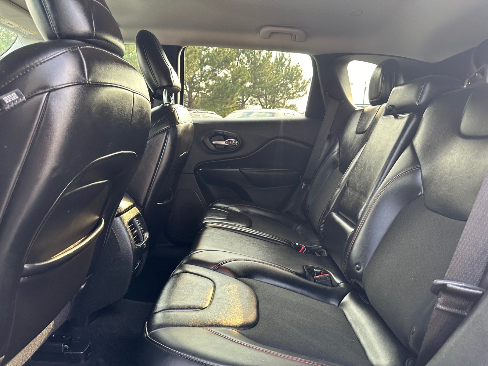 Used 2019 Jeep Cherokee Trailhawk w/ Cold Weather Group AWD/4WD image 16