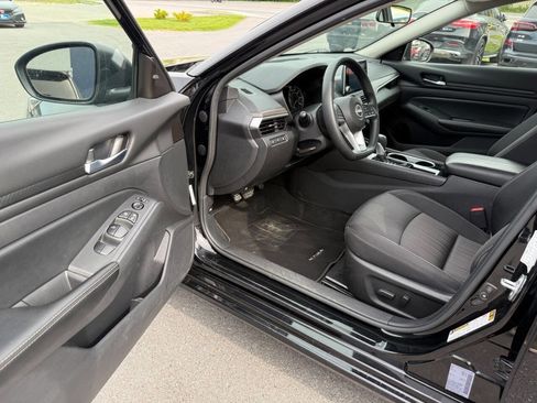 Used 2024 Nissan Altima 2.5 SV FWD image 15