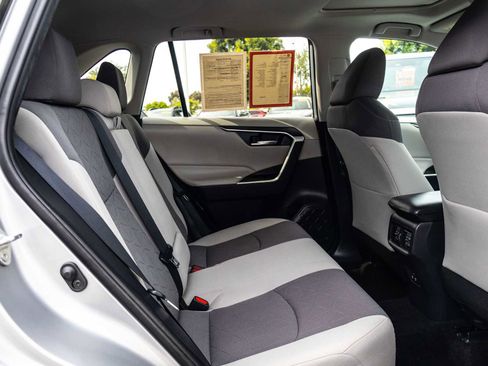 Used 2019 Toyota RAV4 XLE w/ Convenience Package FWD image 18