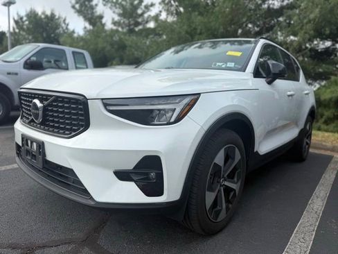 Used 2023 Volvo XC40 B5 Plus w/ Climate Package AWD/4WD image 2