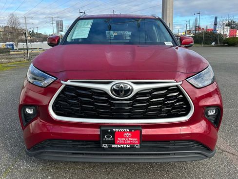 Certified 2024 Toyota Highlander XLE image 2