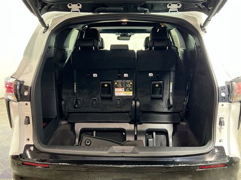 Certified 2025 Toyota Sienna Platinum image 23