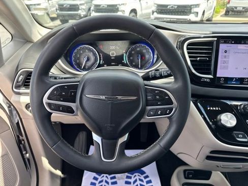 Used 2024 Chrysler Pacifica Touring-L FWD image 17