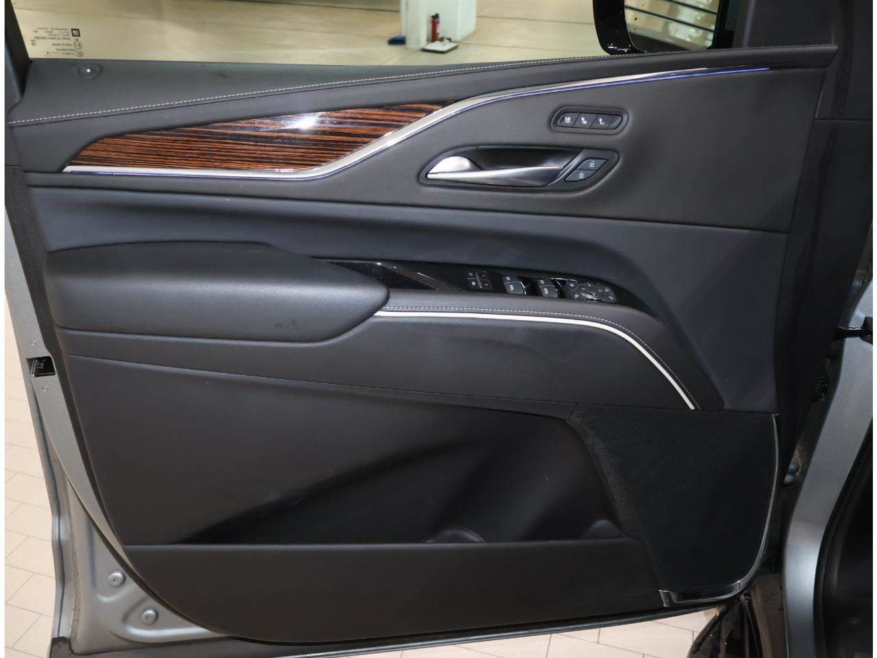 Used 2024 Cadillac Escalade Premium Luxury w/ Performance Package AWD/4WD image 8