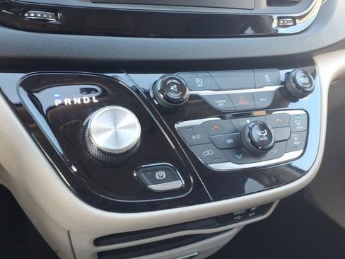 Used 2017 Chrysler Pacifica Touring image 16