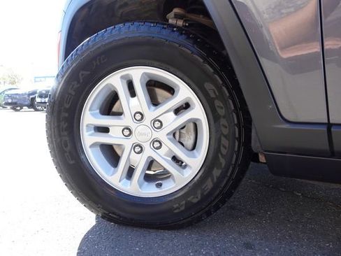 Used 2024 Jeep Grand Cherokee Laredo image 10