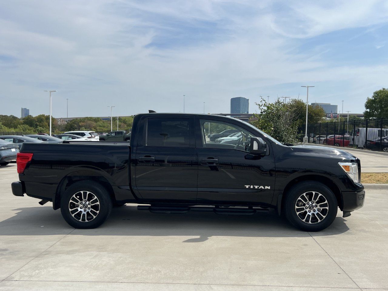 Used 2024 Nissan Titan SV w/ SV Convenience Package RWD image 3
