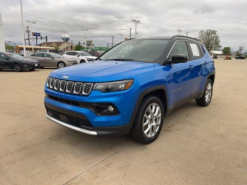 Used 2025 Jeep Compass Limited AWD/4WD image 2