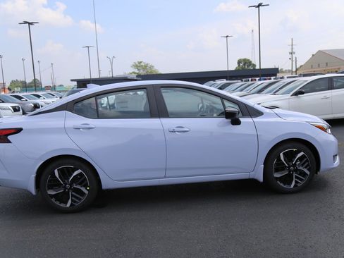 New 2025 Nissan Versa SR w/ Trunk Package image 6