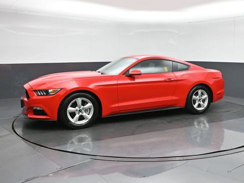 Used 2017 Ford Mustang Coupe image 3