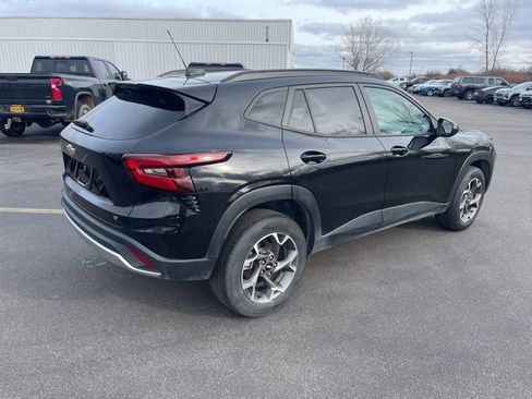 Used 2024 Chevrolet Trax LT w/ LT Convenience Package image 10