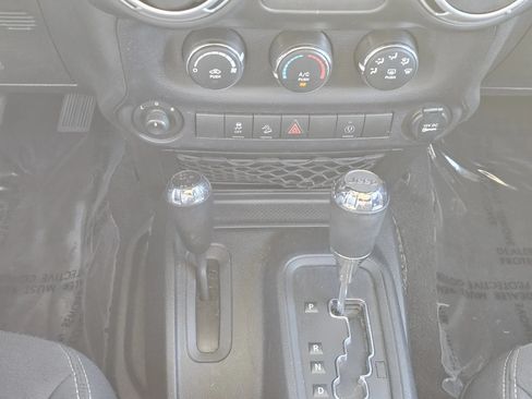 Used 2014 Jeep Wrangler Unlimited Sahara w/ Connectivity Group AWD/4WD image 30