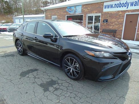 Used 2024 Toyota Camry SE image 3