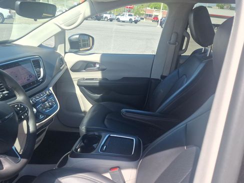 Used 2023 Chrysler Pacifica Touring-L FWD image 11