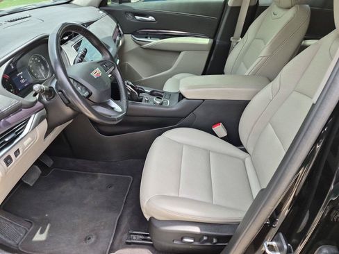 Used 2023 Cadillac XT4 Luxury w/ Cold Weather Package FWD image 24