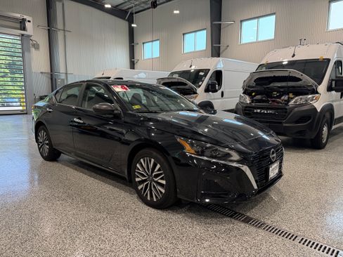 Used 2024 Nissan Altima 2.5 SV AWD/4WD image 3