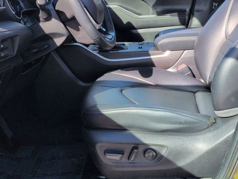 Used 2023 Toyota Highlander XLE image 12