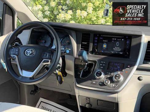 Used 2016 Toyota Sienna LE FWD image 36