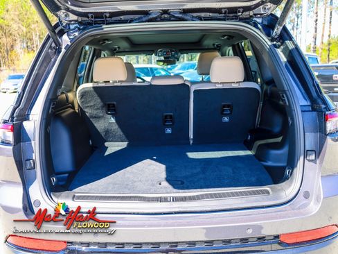 Used 2025 Jeep Grand Cherokee Limited w/ Luxury Tech Group II image 8