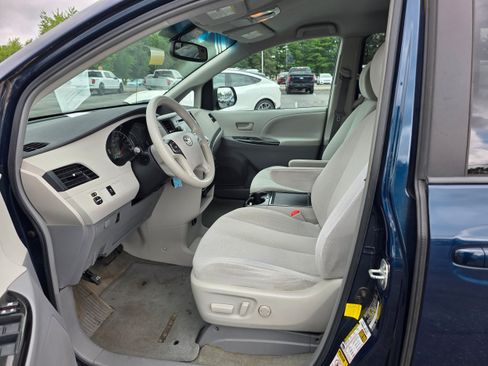 Used 2012 Toyota Sienna LE w/ Towing Pkg FWD image 21