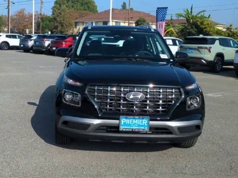 Used 2025 Hyundai Venue SEL image 3