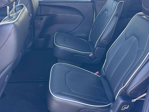 New 2025 Chrysler Pacifica Limited image 12