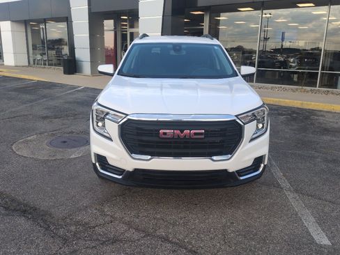 Used 2024 GMC Terrain SLE w/ Driver Convenience Package AWD/4WD image 3