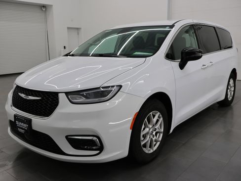 Used 2024 Chrysler Pacifica Touring-L image 7