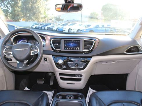 Used 2020 Chrysler Voyager Lxi image 22