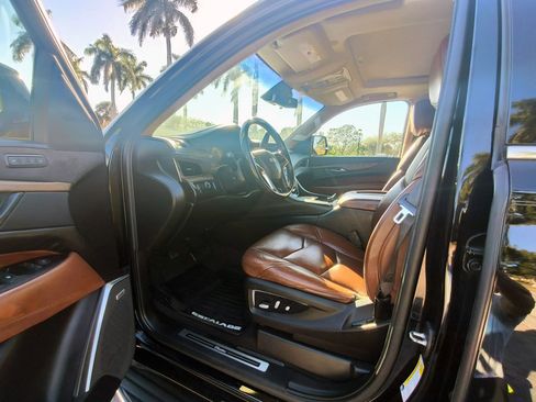 Used 2019 Cadillac Escalade ESV Luxury image 4