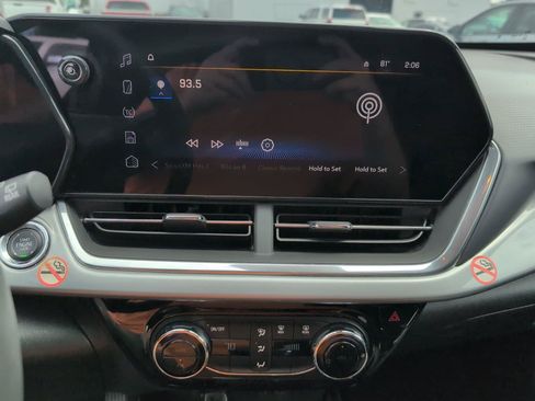 Used 2024 Chevrolet Trax LT FWD image 17