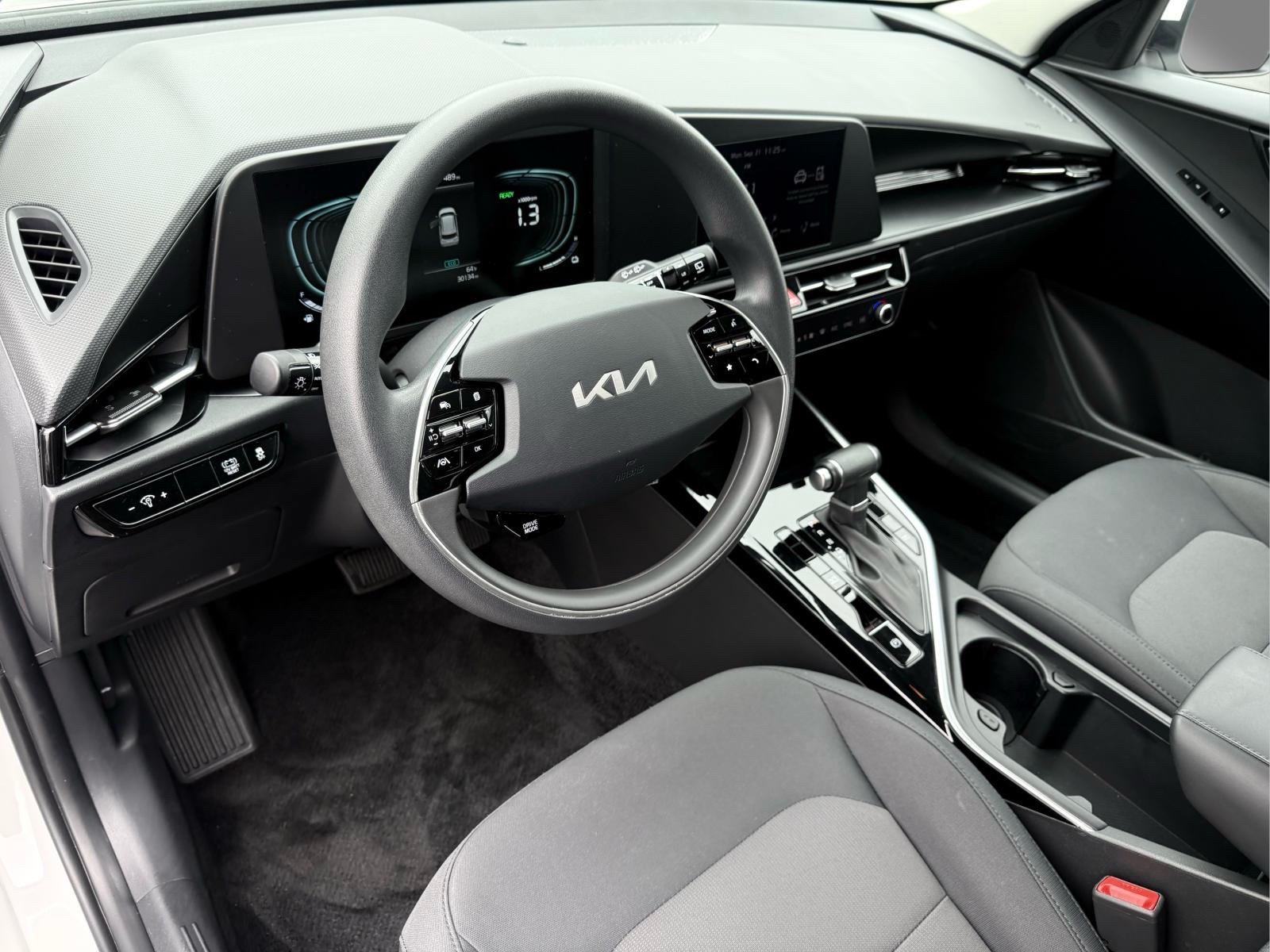 Used 2025 Kia Niro LX FWD image 13