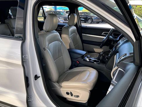 Used 2018 Ford Explorer XLT w/ Equipment Group 202A AWD/4WD image 9